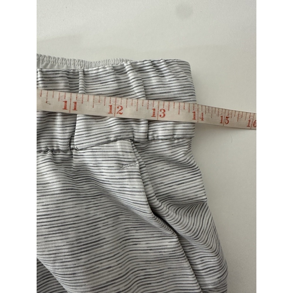 Lululemon On The Fly Crop Wee Are‎ From Space Pants Women Size 4 Gray Atheisure - Picture 5 of 9